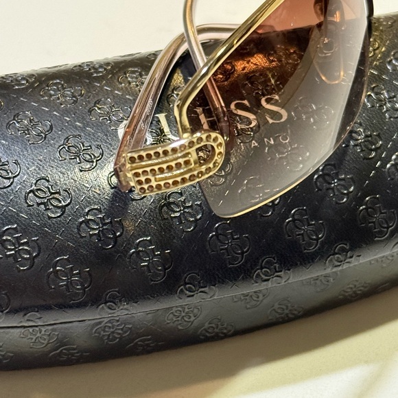 Guess Women's Y2K Vintage 2008 Sunglasses - Picture 3 of 10